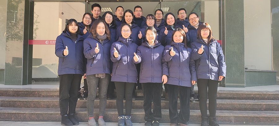 虹潤公司統(tǒng)一發(fā)放冬季羽絨工作服